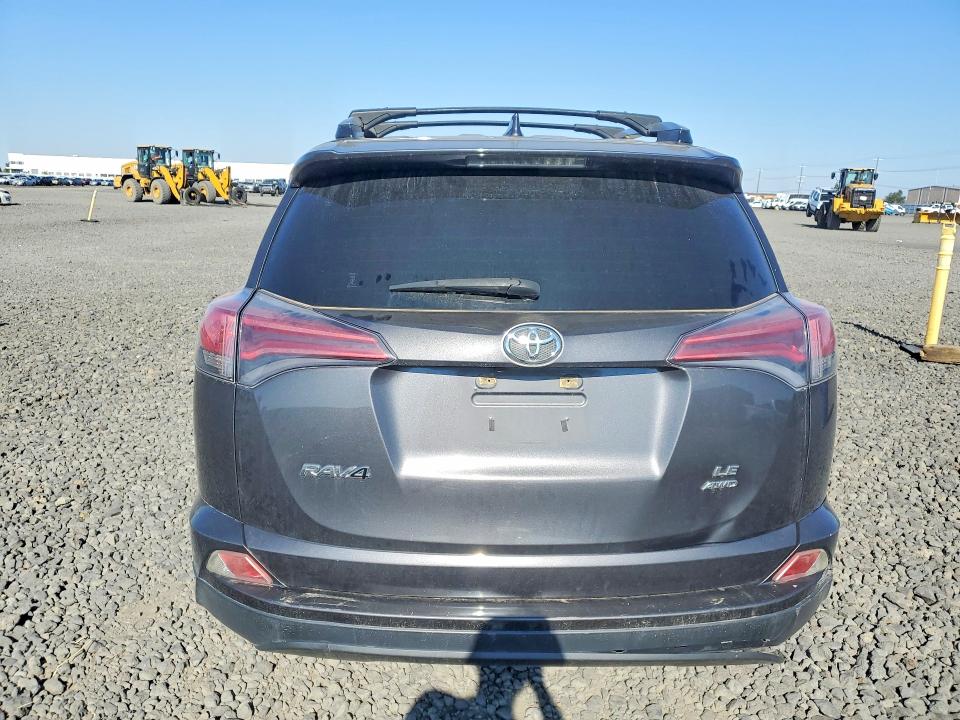 60186236 :رقم المزاد ، JTMBFREV0JJ240676 vin ، 2018 Toyota Rav4 مزاد بيع
