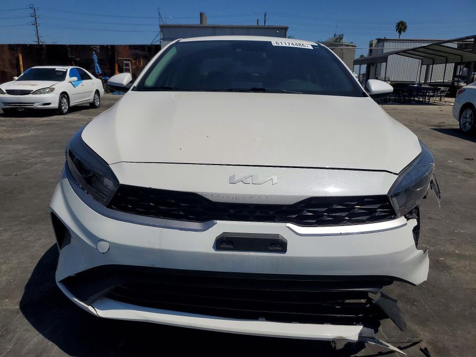 61174486 :رقم المزاد ، 3KPF24AD5NE501946 vin ، 2022 Kia Forte مزاد بيع