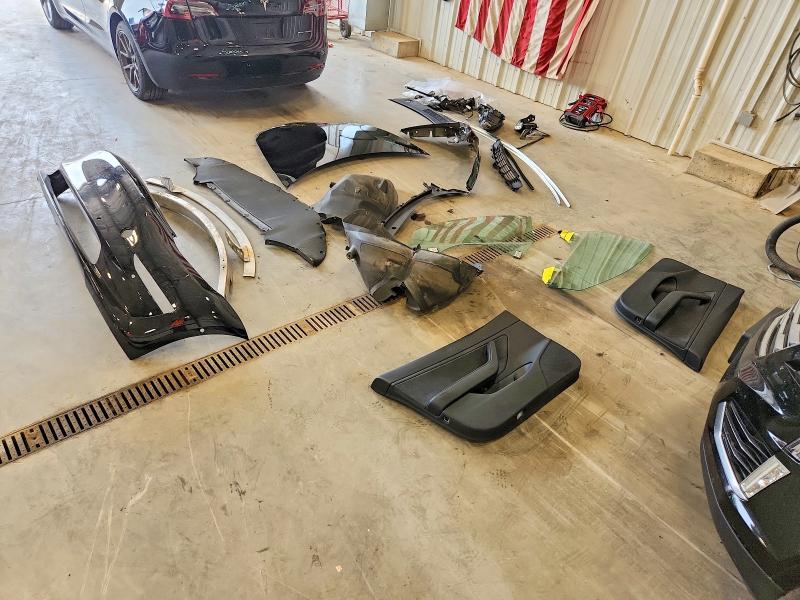 61427066 :رقم المزاد ، 5YJ3E1EB1JF127213 vin ، 2018 Tesla Model 3 مزاد بيع