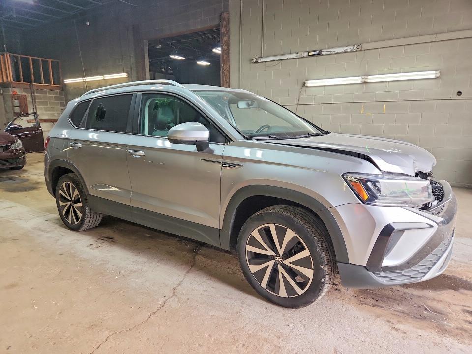 61284056 :رقم المزاد ، 3VVWX7B25NM041095 vin ، 2022 Volkswagen Taos مزاد بيع