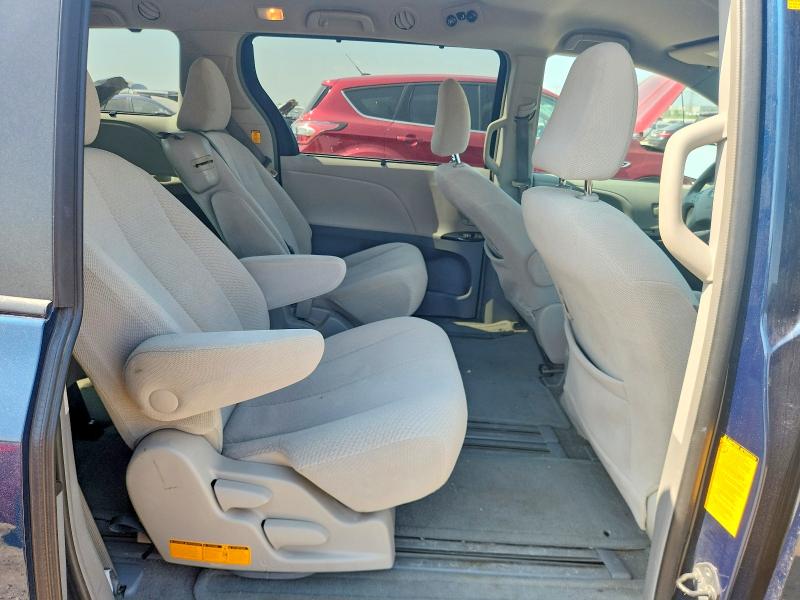61046296 :رقم المزاد ، 5TDKK3DC7CS225526 vin ، 2012 Toyota Sienna مزاد بيع