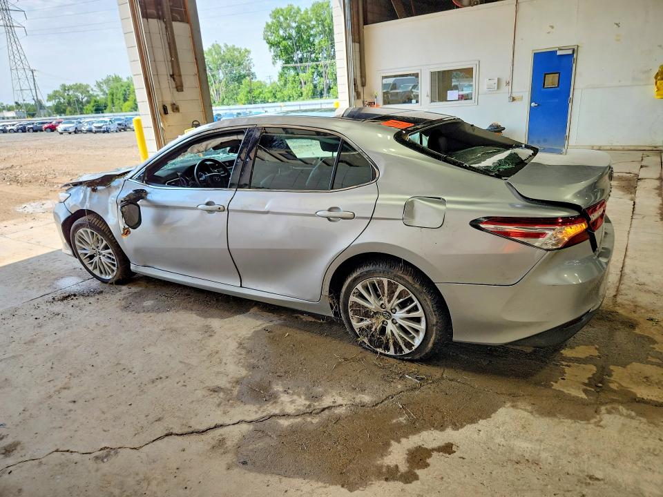 59305456 :رقم المزاد ، 4T1B11HK2JU530428 vin ، 2018 Toyota Camry مزاد بيع