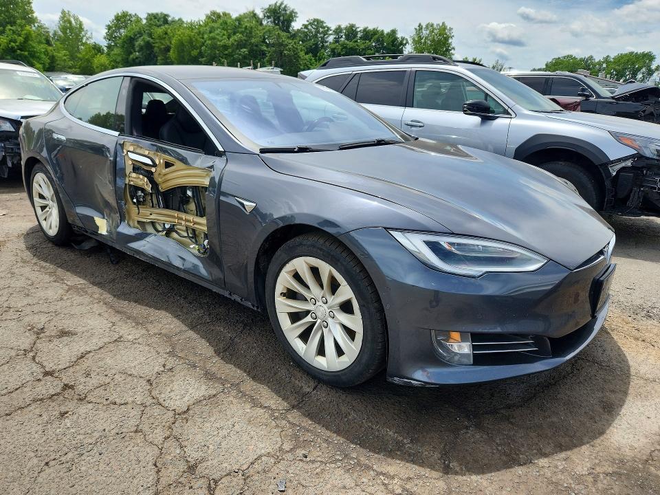 Продажа на аукционе авто 2018 Tesla Model S, vin: 5YJSA1E25JF272018, номер лота: 59189106