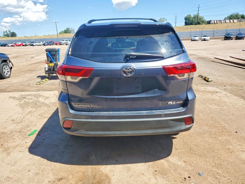 60881856 :رقم المزاد ، 5TDJZRFHXJS812853 vin ، 2018 Toyota Highlander مزاد بيع