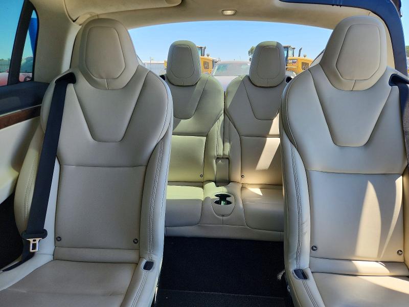 60068386 :رقم المزاد ، 5YJXCBE25HF068805 vin ، 2017 Tesla Model X مزاد بيع