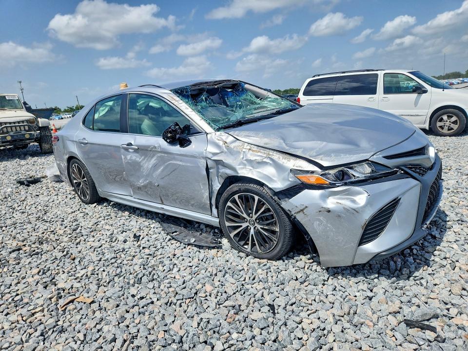 60362676 :رقم المزاد ، 4T1B11HK4JU597631 vin ، 2018 Toyota Camry مزاد بيع
