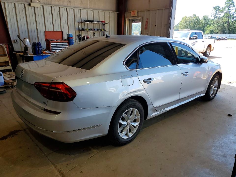 61916626 :رقم المزاد ، 1VWAT7A30HC029504 vin ، 2017 Volkswagen Passat مزاد بيع