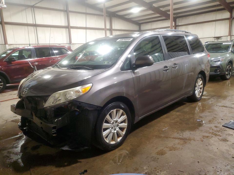 60690006 :رقم المزاد ، 5TDJK3DC8DS069719 vin ، 2013 Toyota Sienna مزاد بيع