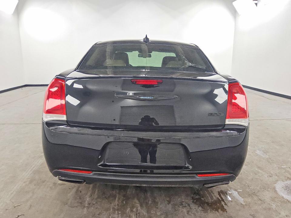 61816756 :رقم المزاد ، 2C3CCAAG4HH588129 vin ، 2017 Chrysler 300 مزاد بيع