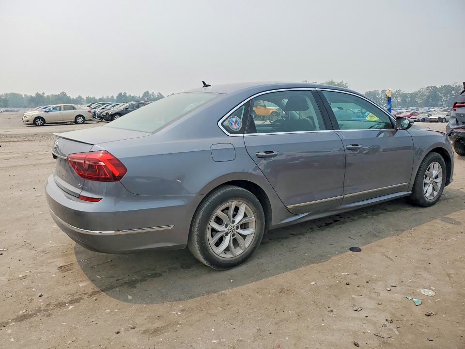 61398066 :رقم المزاد ، 1VWAT7A36HC032147 vin ، 2017 Volkswagen Passat مزاد بيع
