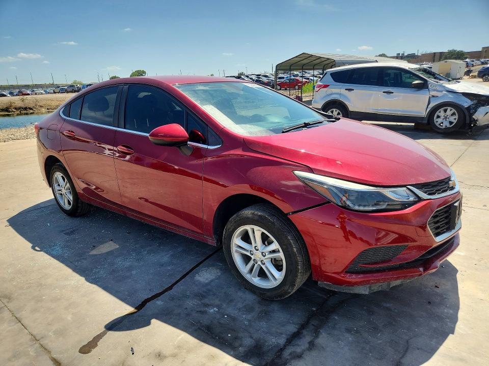 62943736 :رقم المزاد ، 1G1BE5SM8J7236002 vin ، 2018 Chevrolet Cruze مزاد بيع