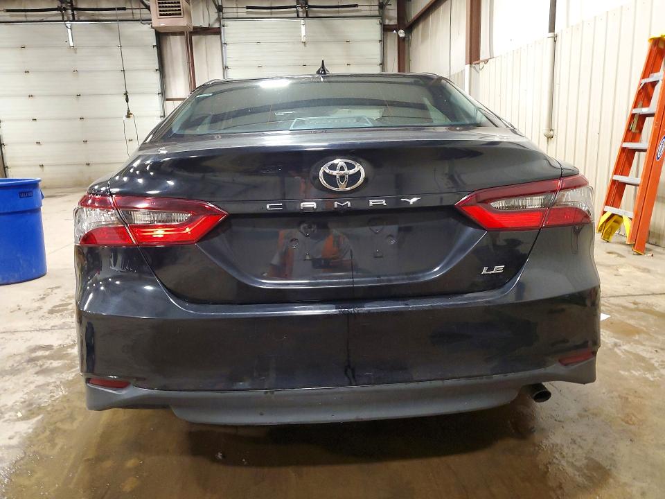 60617826 :رقم المزاد ، 4T1C11AK8NU030648 vin ، 2022 Toyota Camry مزاد بيع