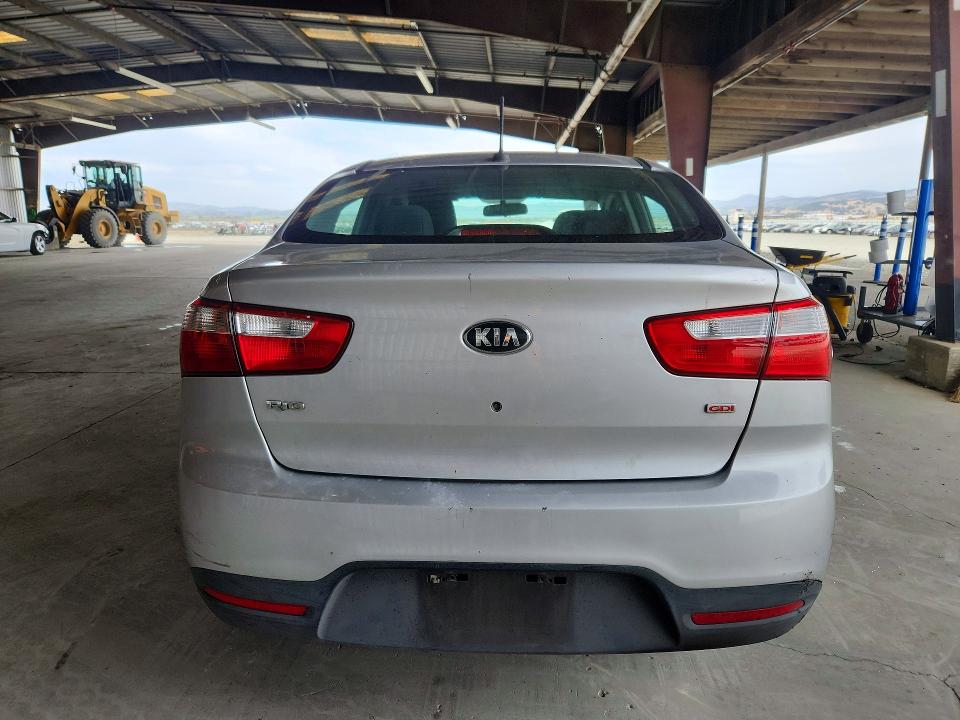 61249086 :رقم المزاد ، KNADM4A30F6466911 vin ، 2015 Kia Rio مزاد بيع