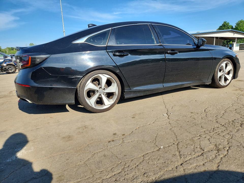 61396916 :رقم المزاد ، 1HGCV2F34JA047282 vin ، 2018 Honda Accord مزاد بيع