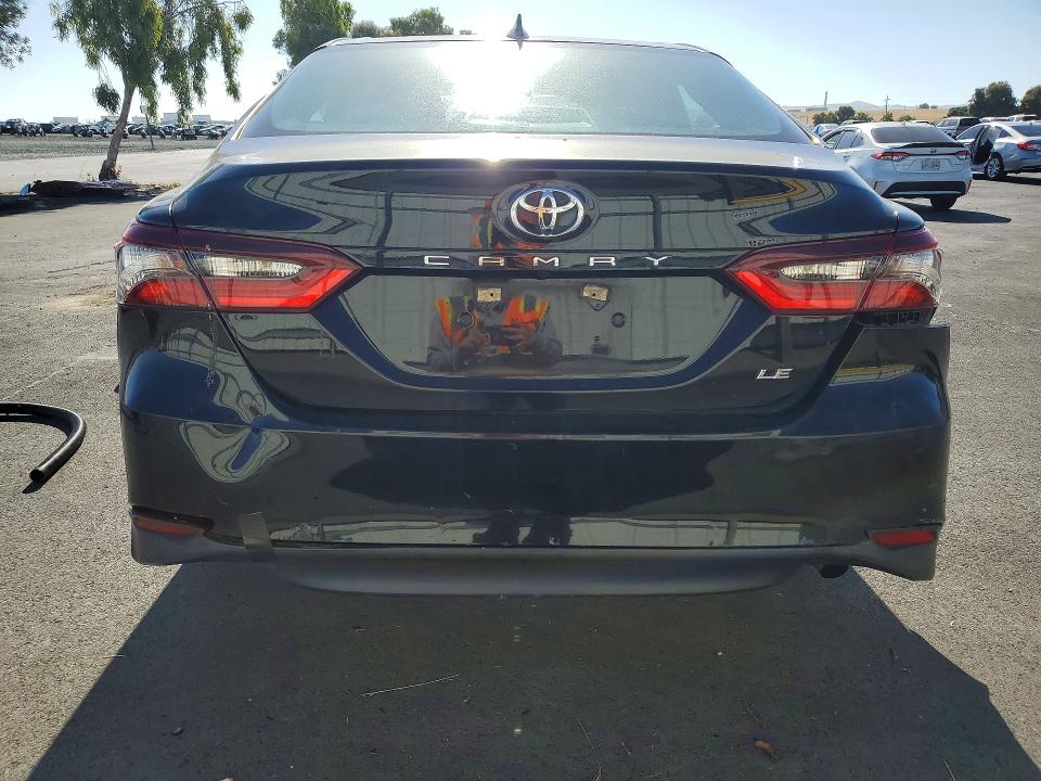 59733996 :رقم المزاد ، 4T1C11AK1MU593331 vin ، 2021 Toyota Camry مزاد بيع