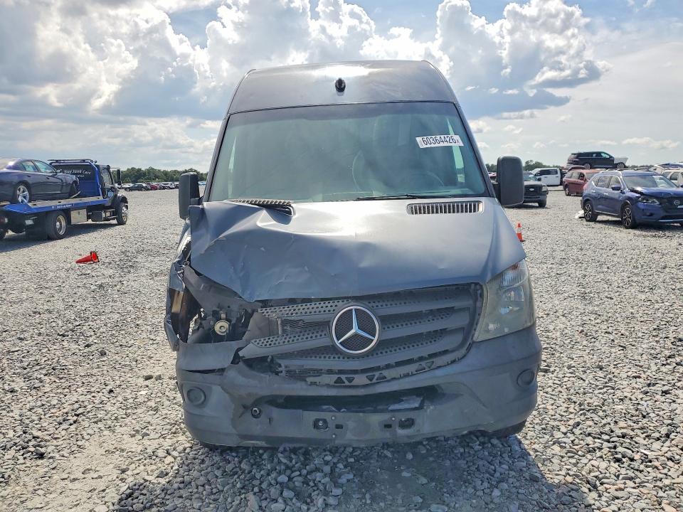 60364426 :رقم المزاد ، WD3PE7CD2JP640804 vin ، 2018 Mercedes-benz Sprinter مزاد بيع