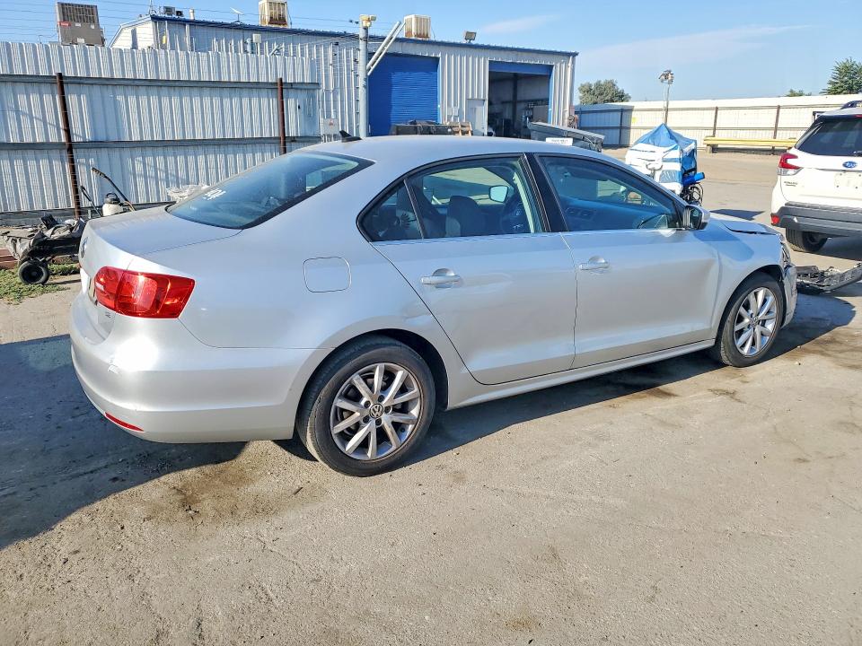 60974976 :رقم المزاد ، 3VWD17AJ4EM241897 vin ، 2014 Volkswagen Jetta مزاد بيع