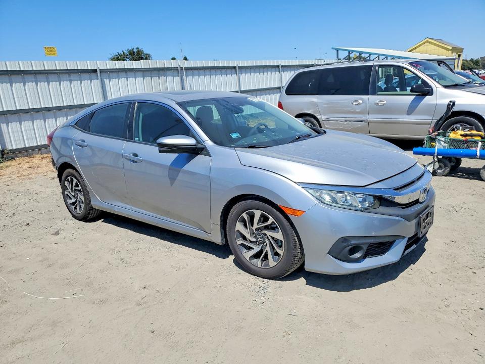 60702766 :رقم المزاد ، 19XFC2F84JE202522 vin ، 2018 Honda Civic مزاد بيع