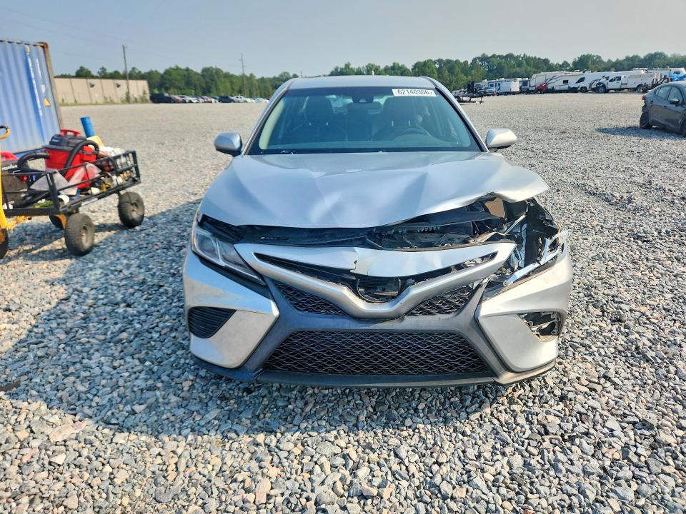 62140306 :رقم المزاد ، 4T1B11HK7JU644537 vin ، 2018 Toyota Camry مزاد بيع