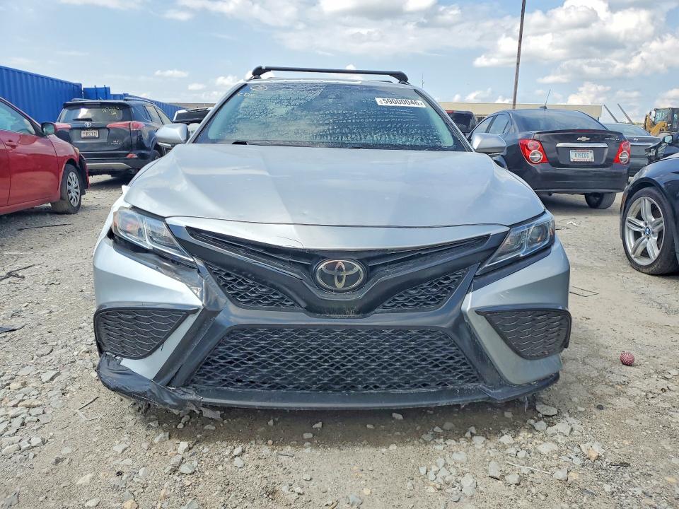 59000046 :رقم المزاد ، 4T1B11HK0JU619818 vin ، 2018 Toyota Camry مزاد بيع
