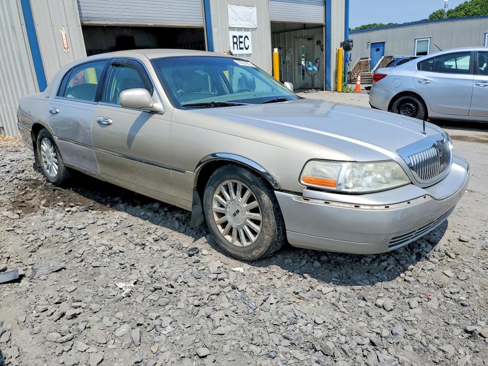 61221836 :رقم المزاد ، 1LNHM81W04Y679666 vin ، 2004 Lincoln Town Car مزاد بيع
