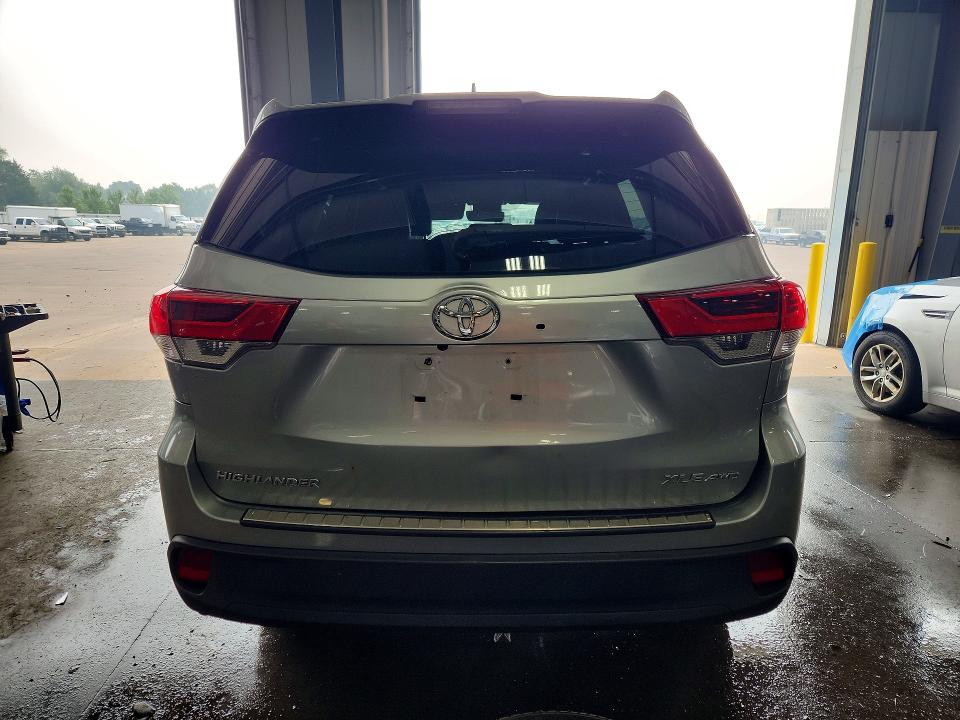 Aukcja sprzedaży 2018 Toyota Highlander, vin: 5TDJZRFH8JS815749, numer aukcji: 61372806