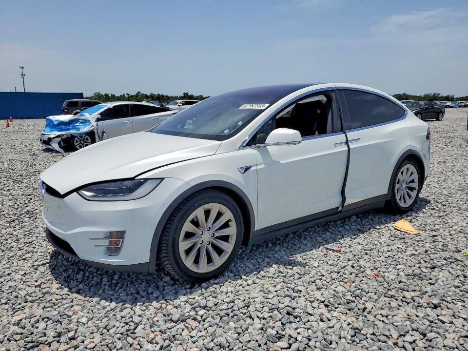 60967836 :رقم المزاد ، 5YJXCBE27JF118237 vin ، 2018 Tesla Model X مزاد بيع