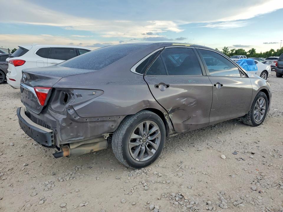 60074526 :رقم المزاد ، 4T1BF1FKXHU666918 vin ، 2017 Toyota Camry مزاد بيع