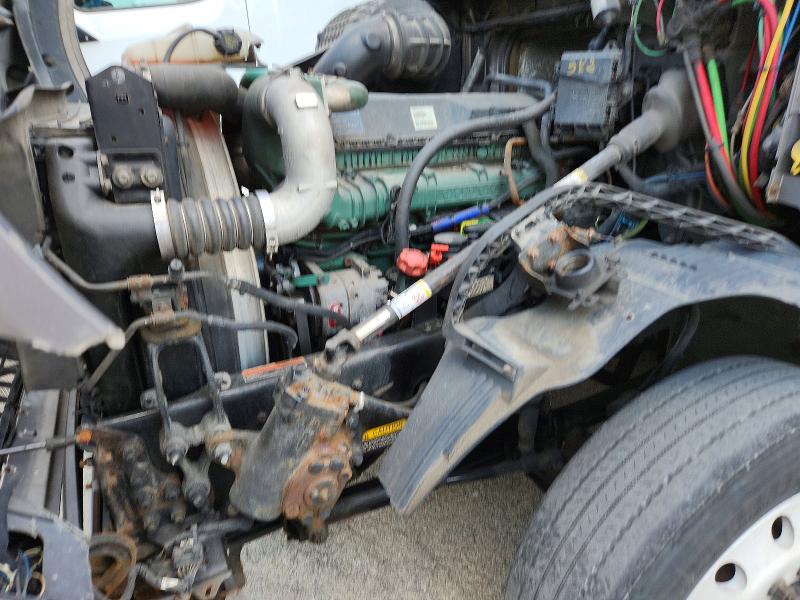 2015 Volvo Vnl 670 მანქანა იყიდება აუქციონზე, vin: 4V4NC9EH9FN922251, აუქციონის ნომერი: 61641656