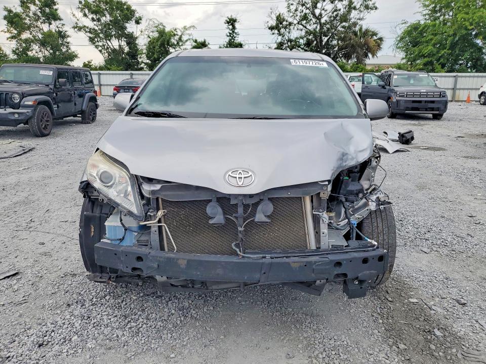 61197726 :رقم المزاد ، 5TDYK3DC2FS594017 vin ، 2015 Toyota Sienna مزاد بيع