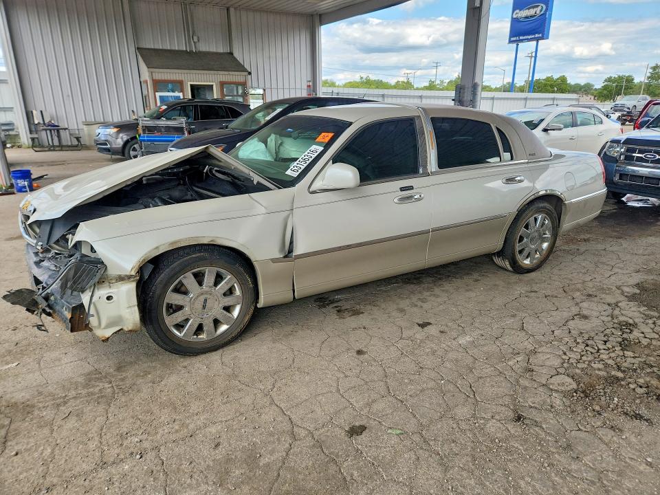 63156316 :رقم المزاد ، 1LNHM83W24Y665958 vin ، 2004 Lincoln Town Car مزاد بيع