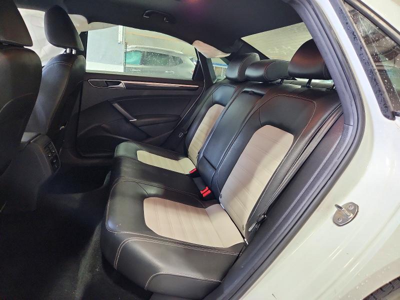 61727106 :رقم المزاد ، 1VWJM7A3XJC038648 vin ، 2018 Volkswagen Passat مزاد بيع
