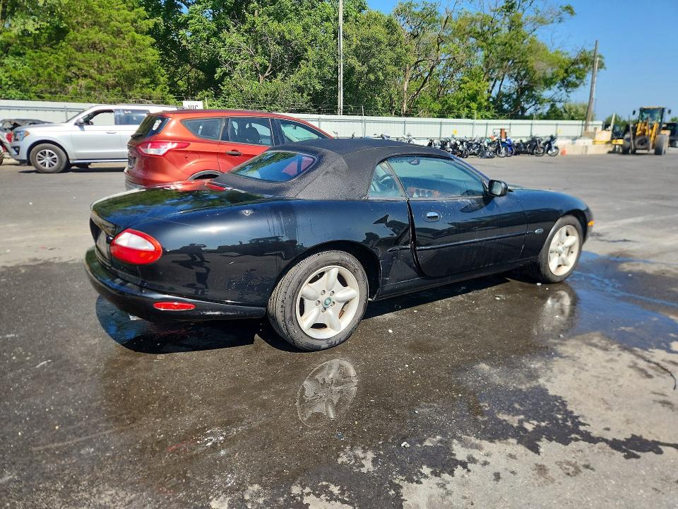 61687306 :رقم المزاد ، SAJGX204XXC041884 vin ، 1999 Jaguar Xk8 مزاد بيع