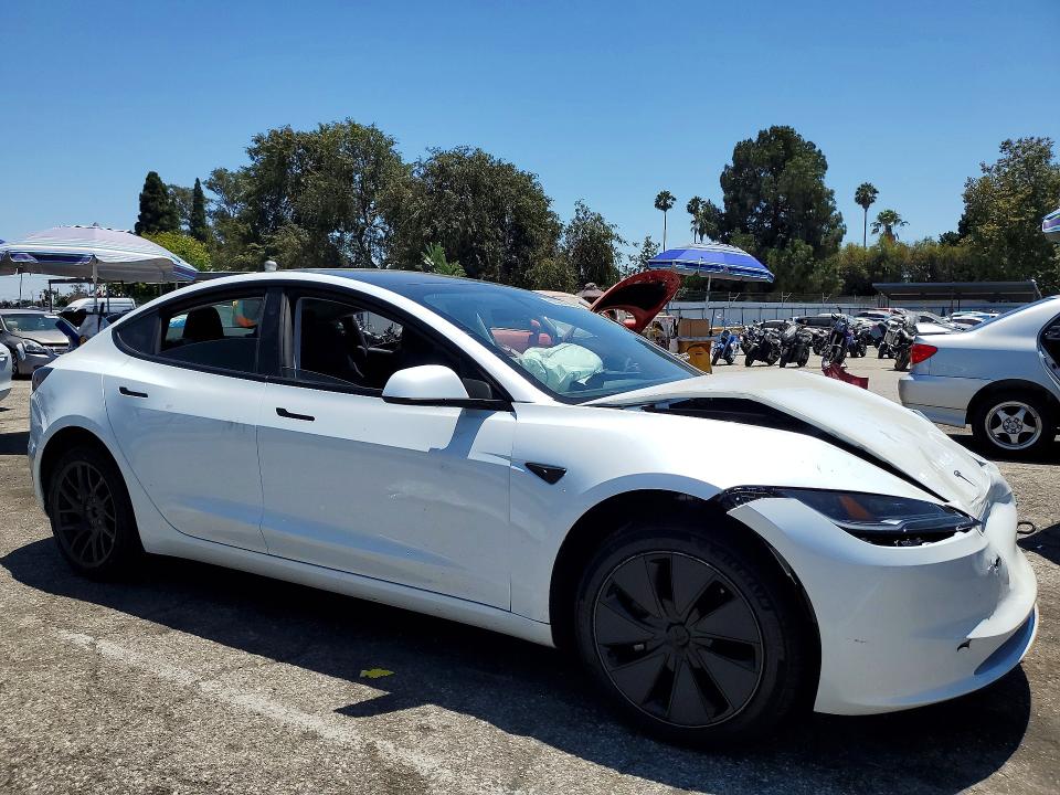 60525436 :رقم المزاد ، 5YJ3E1EAXTF145106 vin ، 2026 Tesla Model 3 مزاد بيع