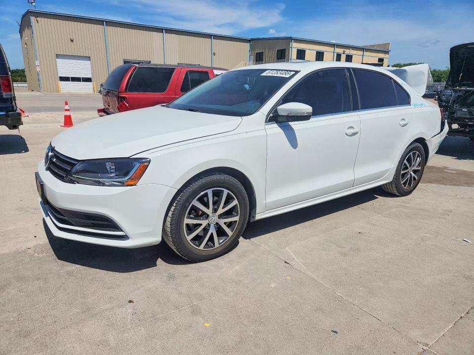61283486 :رقم المزاد ، 3VWDB7AJ1JM231867 vin ، 2018 Volkswagen Jetta مزاد بيع