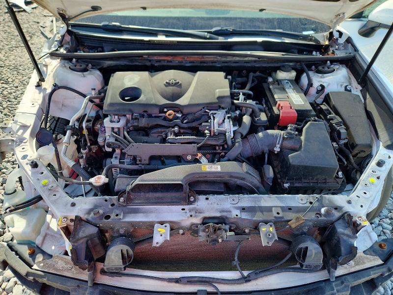 60650896 :رقم المزاد ، 4T1B11HK2JU568113 vin ، 2018 Toyota Camry مزاد بيع