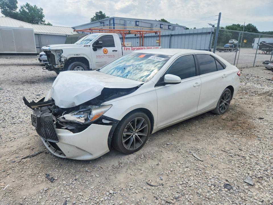 60629056 :رقم المزاد ، 4T1BF1FK9FU052827 vin ، 2015 Toyota Camry مزاد بيع