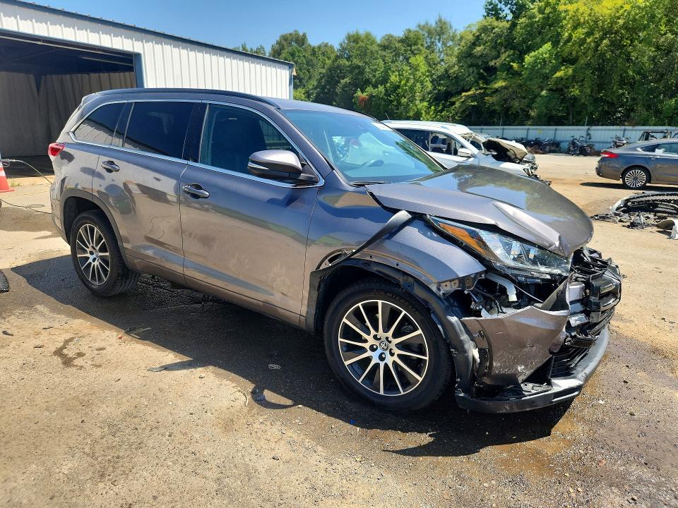63494426 :رقم المزاد ، 5TDKZRFH4JS282643 vin ، 2018 Toyota Highlander مزاد بيع