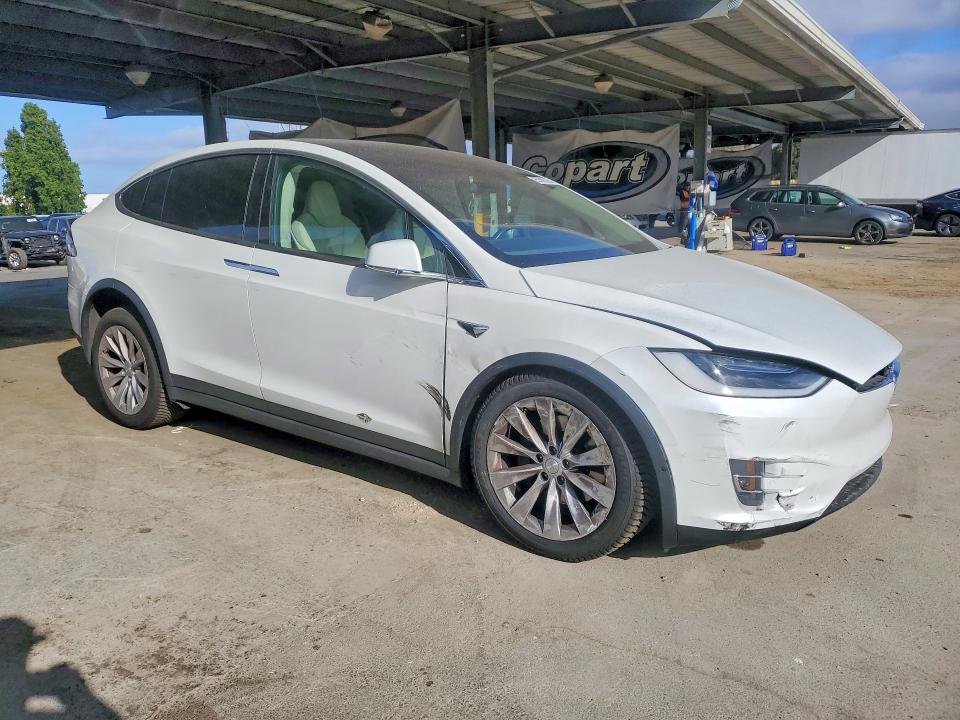 95588025 :رقم المزاد ، 5YJXCBE28JF141476 vin ، 2018 Tesla Model X مزاد بيع