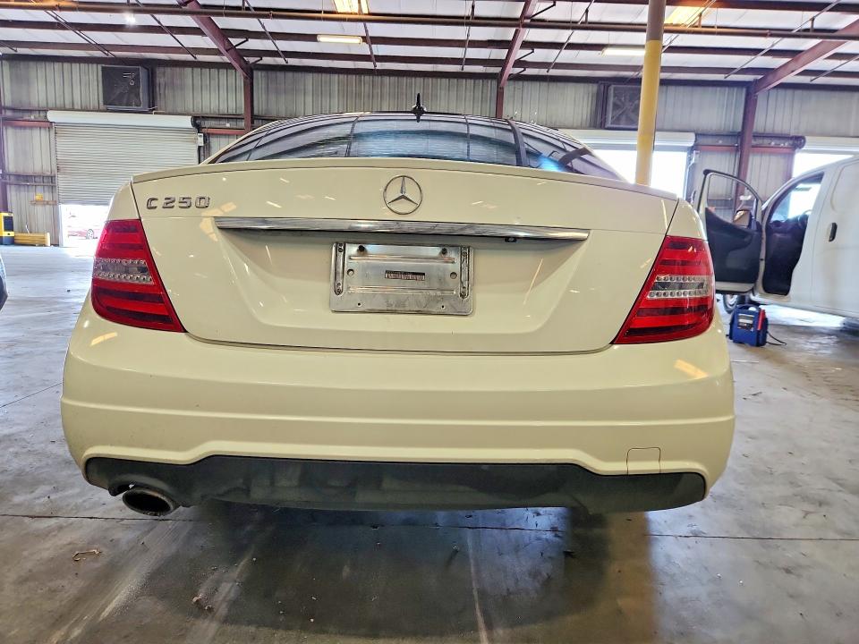 58665276 :رقم المزاد ، WDDGF4HB4CR218622 vin ، 2012 Mercedes-benz C مزاد بيع