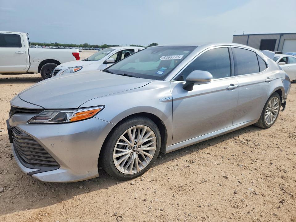 62099776 :رقم المزاد ، 4T1B21HK2JU500956 vin ، 2018 Toyota Camry Hybrid مزاد بيع