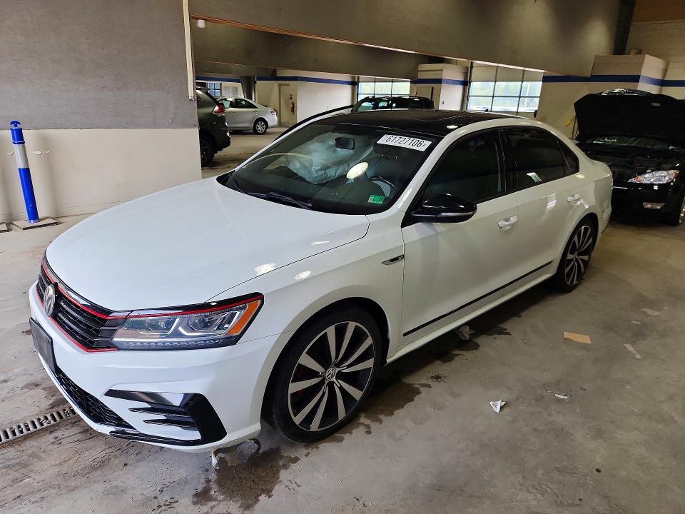 61727106 :رقم المزاد ، 1VWJM7A3XJC038648 vin ، 2018 Volkswagen Passat مزاد بيع