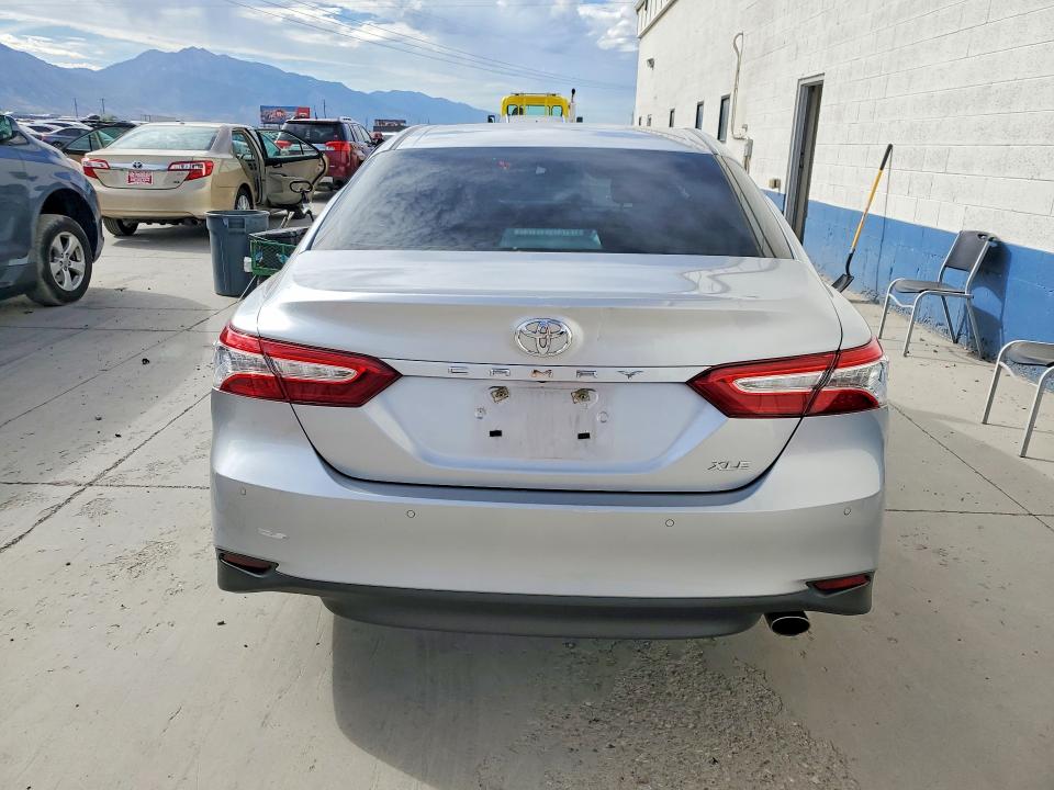 2018 Toyota Camry მანქანა იყიდება აუქციონზე, vin: 4T1B11HK0JU022555, აუქციონის ნომერი: 59780776