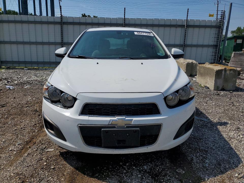 60477556 :رقم المزاد ، 1G1JA6SH8F4198005 vin ، 2015 Chevrolet Sonic مزاد بيع