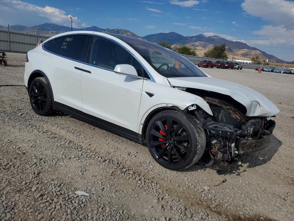 2017 Tesla Model X მანქანა იყიდება აუქციონზე, vin: 5YJXCAE20HF046303, აუქციონის ნომერი: 61893126