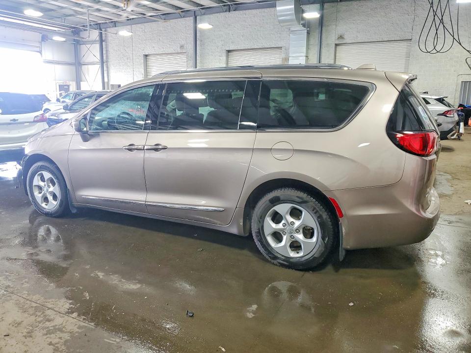 63109456 :رقم المزاد ، 2C4RC1EG6HR677047 vin ، 2017 Chrysler Pacifica مزاد بيع