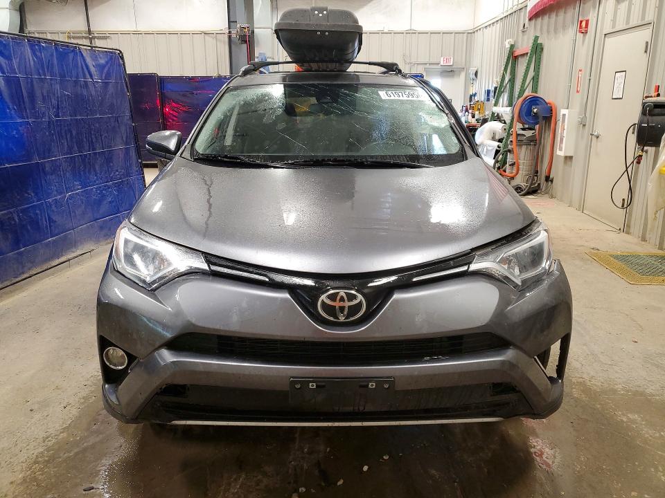 Продажа на аукционе авто 2017 Toyota Rav4, vin: JTMWFREV0HJ105483, номер лота: 61975956