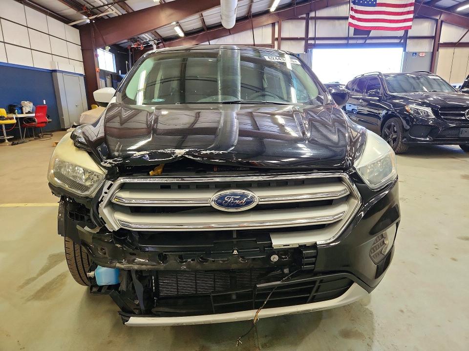 62443486 :رقم المزاد ، 1FMCU0GD5HUD71682 vin ، 2017 Ford Escape مزاد بيع