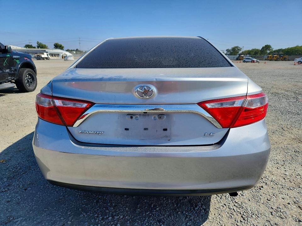 60512496 :رقم المزاد ، 4T4BF1FK4FR500929 vin ، 2015 Toyota Camry مزاد بيع