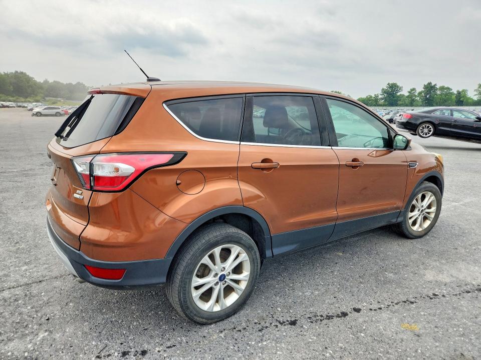 61243136 :رقم المزاد ، 1FMCU9GD2HUD91831 vin ، 2017 Ford Escape مزاد بيع